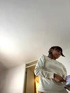 Snapshot of hollythomson chatting on 10/22/25, 09:57 hollythomson online show from 10/22/25, 09:57