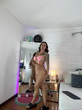 Snapshot of hollythomson chatting on 11/25/25, 02:17 hollythomson online show from 11/25/25, 02:17