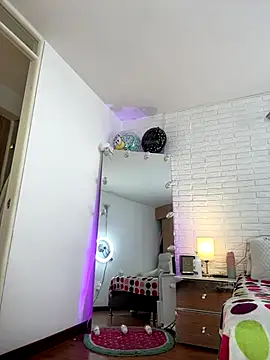 Snapshot of hollythomson chatting on 11/13/25, 04:22 hollythomson online show from 11/13/25, 04:22