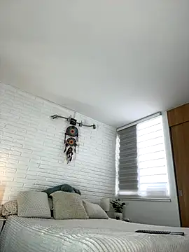 Snapshot of hollythomson chatting on 11/19/25, 02:50 hollythomson online show from 11/19/25, 02:50