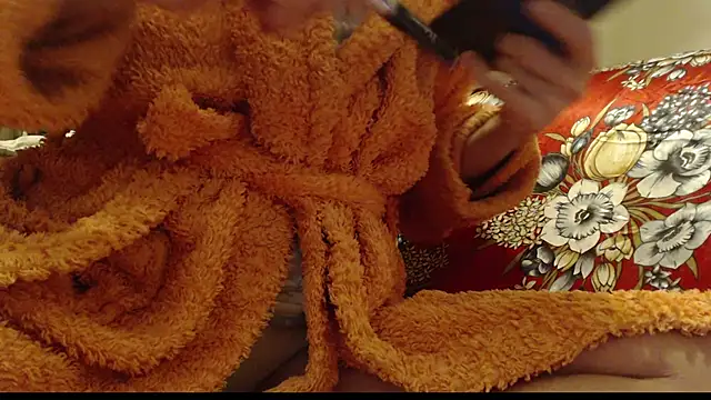 Snapshot of larawet chatting on 01/14/25, 12:54 larawet online show from 01/14/25, 12:54