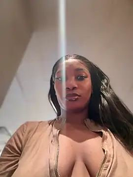 Snapshot of __Nessa__ chatting on 10/05/25, 11:12 Nessa online show from 10/05/25, 11:12