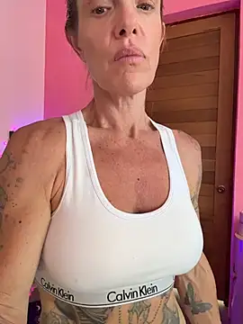 Snapshot of mommyselenafit_ chatting on 06/28/26, 04:52 mommyselenafit online show from 06/28/26, 04:52