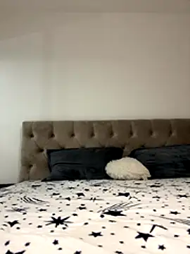 Snapshot of IrisBlues chatting on 11/24/25, 05:24 IrisBlues online show from 11/24/25, 05:24