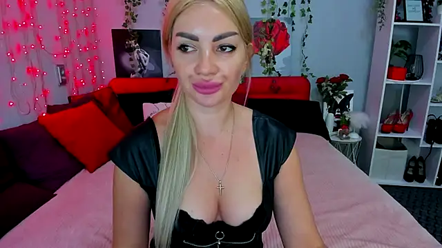 Snapshot of LunaBellucci chatting on 09/28/25, 07:59 LunaBellucci online show from 09/28/25, 07:59