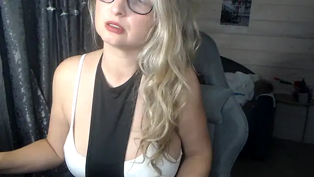 Snapshot of RubiLakros chatting on 10/24/25, 06:51 RubiLakros online show from 10/24/25, 06:51