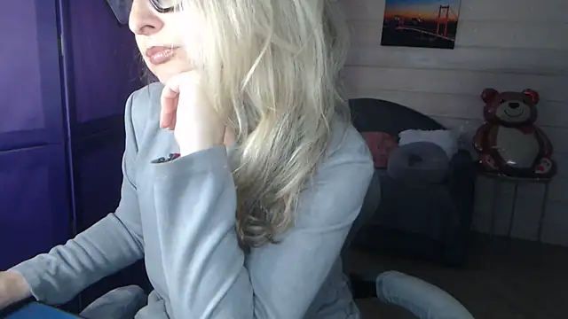 Snapshot of RubiLakros chatting on 04/27/26, 01:42 RubiLakros online show from 04/27/26, 01:42