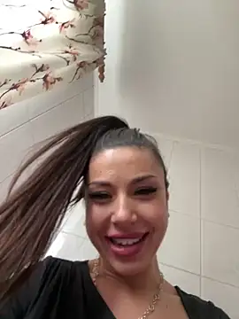 Snapshot of AmiraRosse chatting on 02/02/25, 09:07 AmiraRosse online show from 02/02/25, 09:07