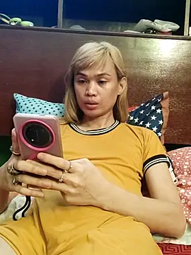 Snapshot of QueenSoreal chatting on 06/04/26, 04:17 QueenSoreal online show from 06/04/26, 04:17