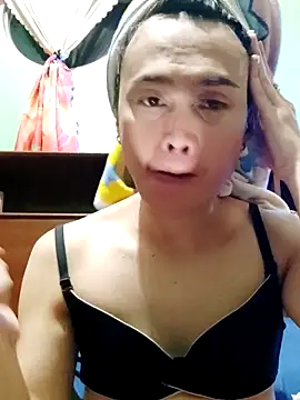 Snapshot of QueenSoreal chatting on 12/14/25, 02:22 QueenSoreal online show from 12/14/25, 02:22