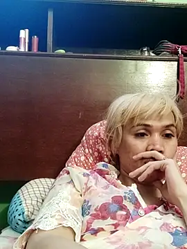 Snapshot of QueenSoreal chatting on 06/21/26, 06:30 QueenSoreal online show from 06/21/26, 06:30