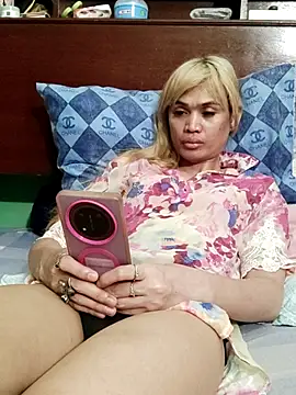 Snapshot of QueenSoreal chatting on 07/12/26, 08:53 QueenSoreal online show from 07/12/26, 08:53