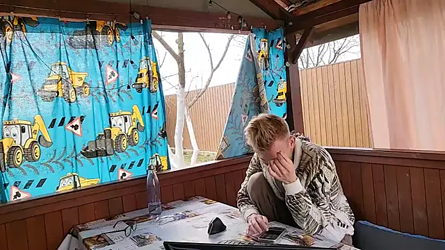 Vuitton online show from 03/27/26, 09:43