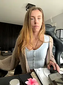 Snapshot of Heidi_Harper chatting on 09/25/25, 09:48 Heidi Harper online show from 09/25/25, 09:48