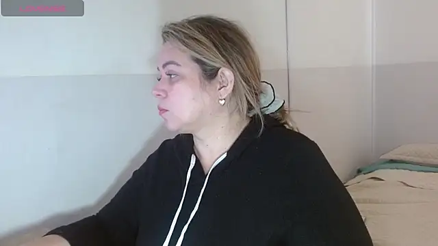 Snapshot of bella_savati chatting on 09/19/25, 05:50 bella savati online show from 09/19/25, 05:50