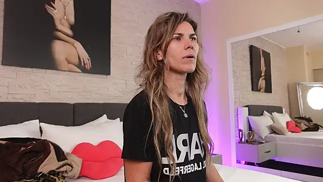 FeliciaKrige online show from 11/04/25, 10:57