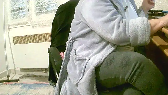 Snapshot of douceur63 chatting on 12/16/25, 11:47 douceur63 online show from 12/16/25, 11:47