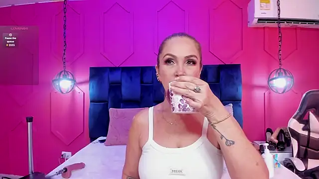 chantall1375 online show from 09/13/25, 11:43