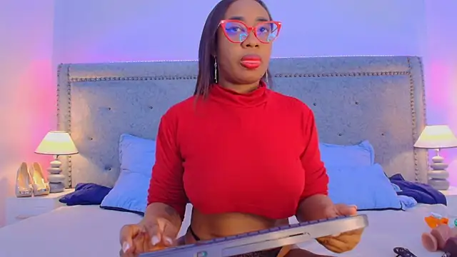 Snapshot of CaseyMoon chatting on 06/19/26, 12:33 CaseyMoon online show from 06/19/26, 12:33