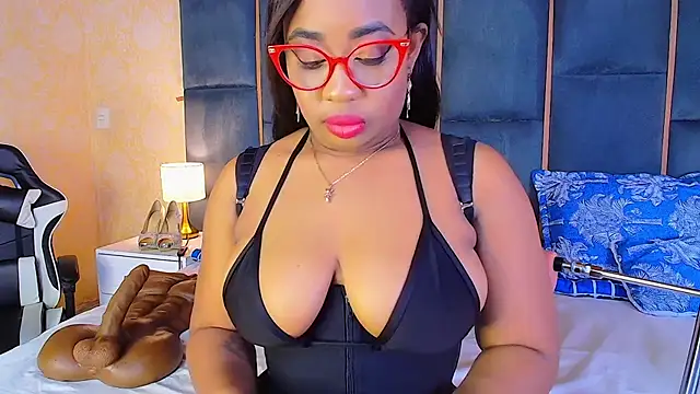 Snapshot of CaseyMoon chatting on 10/19/25, 12:41 CaseyMoon online show from 10/19/25, 12:41