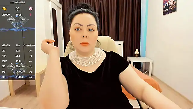 Snapshot of Nina_Hopper chatting on 02/13/25, 12:11 Nina Hopper online show from 02/13/25, 12:11