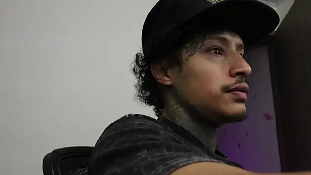 Snapshot of trieone chatting on 10/14/25, 11:04 trieone online show from 10/14/25, 11:04