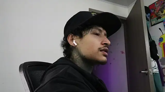 Snapshot of trieone chatting on 10/14/25, 09:43 trieone online show from 10/14/25, 09:43