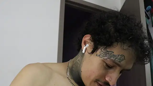 Snapshot of trieone chatting on 10/22/25, 01:38 trieone online show from 10/22/25, 01:38