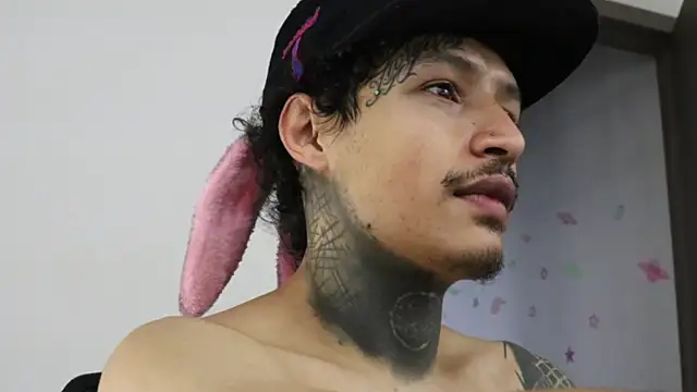 Snapshot of trieone chatting on 10/26/25, 01:50 trieone online show from 10/26/25, 01:50