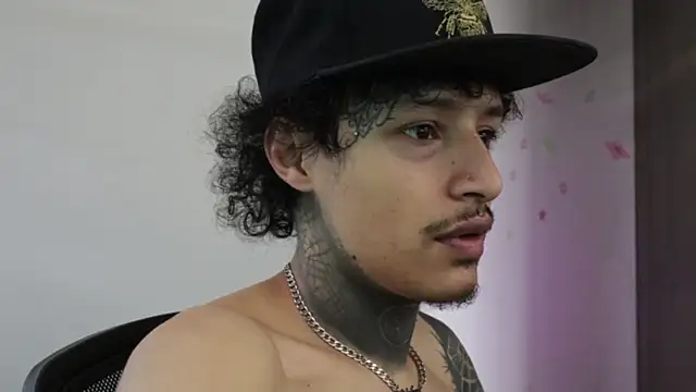 Snapshot of trieone chatting on 12/18/25, 03:38 trieone online show from 12/18/25, 03:38