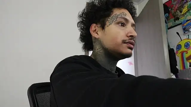 Snapshot of trieone chatting on 10/15/25, 12:24 trieone online show from 10/15/25, 12:24