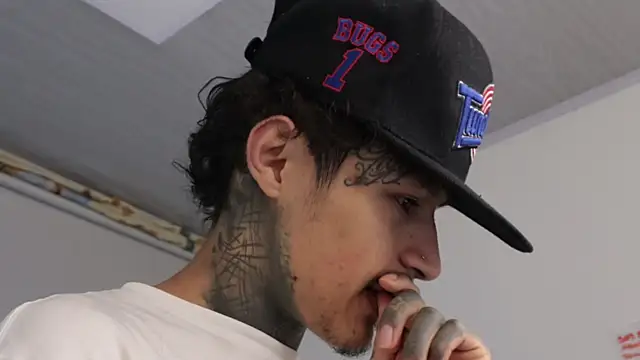 Snapshot of trieone chatting on 02/13/25, 07:13 trieone online show from 02/13/25, 07:13