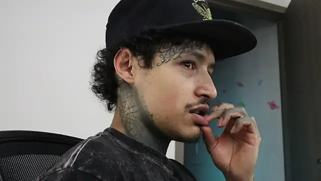 Snapshot of trieone chatting on 10/13/25, 09:38 trieone online show from 10/13/25, 09:38