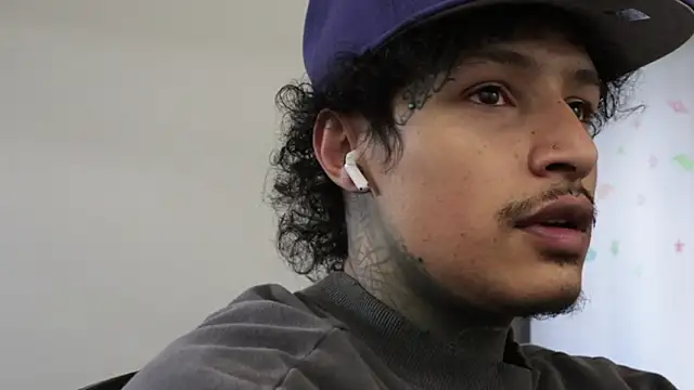 Snapshot of trieone chatting on 12/17/25, 05:18 trieone online show from 12/17/25, 05:18