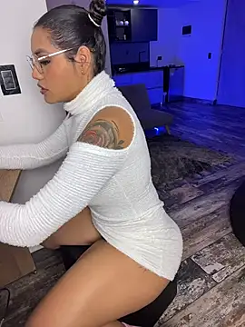 Victoria14  online show from 11/12/25, 12:37