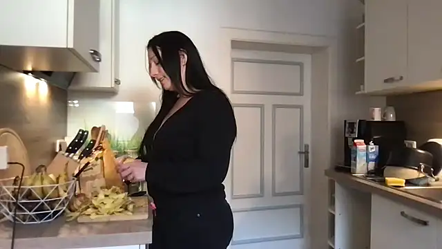 Snapshot of Viola_Beck chatting on 12/18/25, 11:36 Viola Beck online show from 12/18/25, 11:36