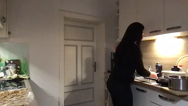 Snapshot of Viola_Beck chatting on 12/21/25, 04:52 Viola Beck online show from 12/21/25, 04:52