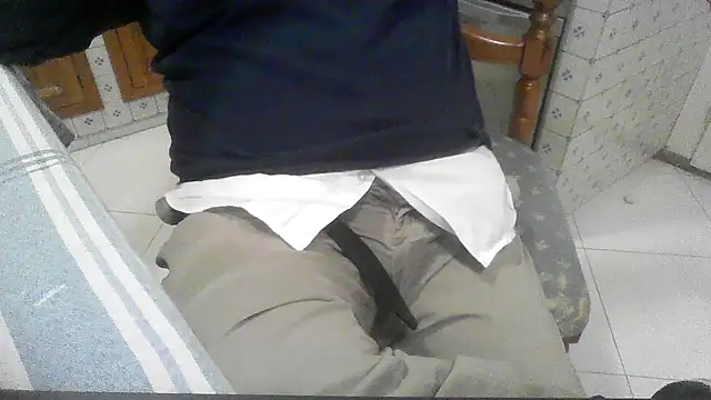 Snapshot of polloiw chatting on 10/22/25, 01:32 polloiw online show from 10/22/25, 01:32