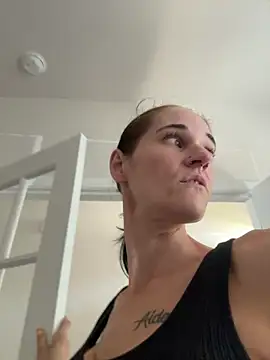 Snapshot of lolabunny9 chatting on 10/25/25, 05:46 lolabunny9 online show from 10/25/25, 05:46