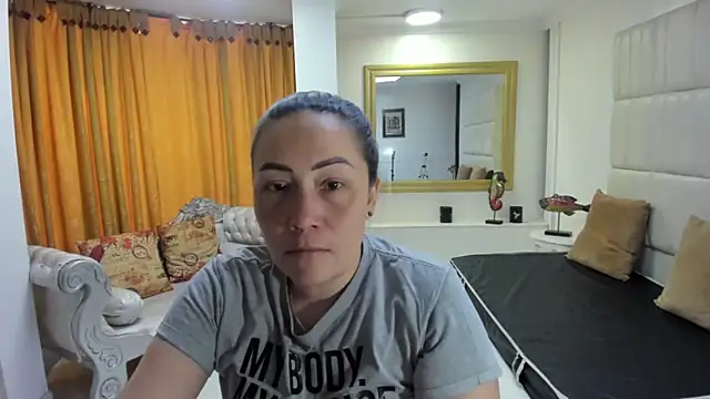 Snapshot of gaby_trent chatting on 09/25/25, 01:28 gaby trent online show from 09/25/25, 01:28