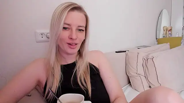 Snapshot of HILT_ON chatting on 12/19/25, 07:00 HILT ON online show from 12/19/25, 07:00