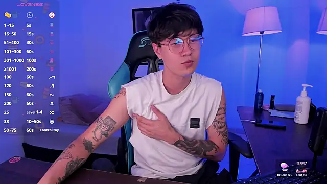 Snapshot of LeaneSeb chatting on 12/02/25, 08:21 LeaneSeb online show from 12/02/25, 08:21