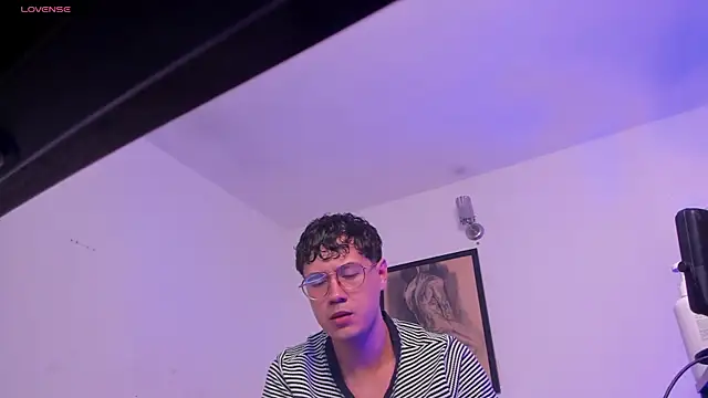 Snapshot of LeaneSeb chatting on 12/16/25, 07:07 LeaneSeb online show from 12/16/25, 07:07