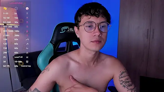 Snapshot of LeaneSeb chatting on 02/03/26, 12:43 LeaneSeb online show from 02/03/26, 12:43