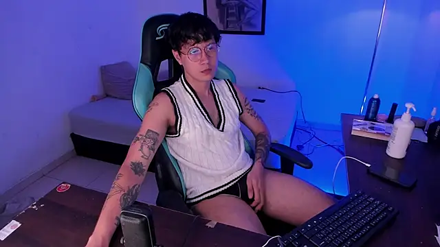 Snapshot of LeaneSeb chatting on 12/03/25, 09:58 LeaneSeb online show from 12/03/25, 09:58