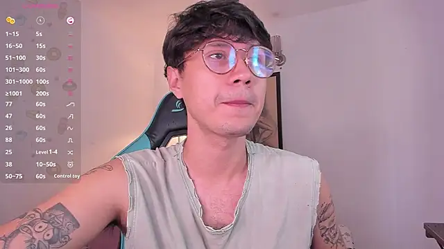 Snapshot of LeaneSeb chatting on 11/20/25, 01:12 LeaneSeb online show from 11/20/25, 01:12