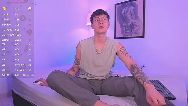 Snapshot of LeaneSeb chatting on 10/24/25, 07:57 LeaneSeb online show from 10/24/25, 07:57