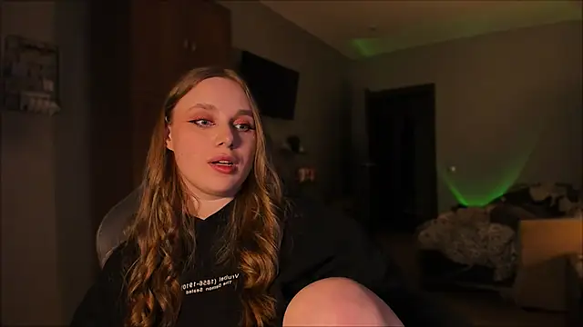 Snapshot of Rachel_Ro chatting on 01/18/25, 02:36 Rachel Ro online show from 01/18/25, 02:36