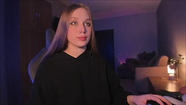 Snapshot of Rachel_Ro chatting on 12/22/24, 12:17 Rachel Ro online show from 12/22/24, 12:17