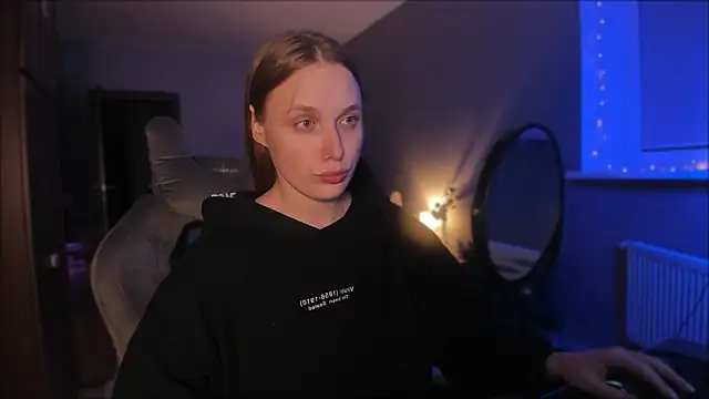 Snapshot of Rachel_Ro chatting on 12/16/24, 11:28 Rachel Ro online show from 12/16/24, 11:28